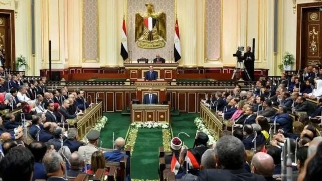 أصدرت الحكومة المصرية قانونا يسمح بفصل أعضاء الجماعة من العمل