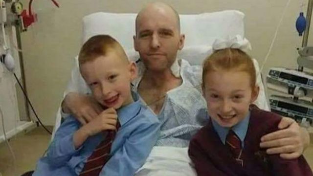 Сэмми Блэр и его дети Леннон (7 лет) и Элли (10 лет) в больнице, декабрь 2016 года