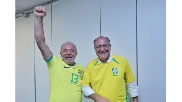 Lula e Alckmin com camisas do Brasil