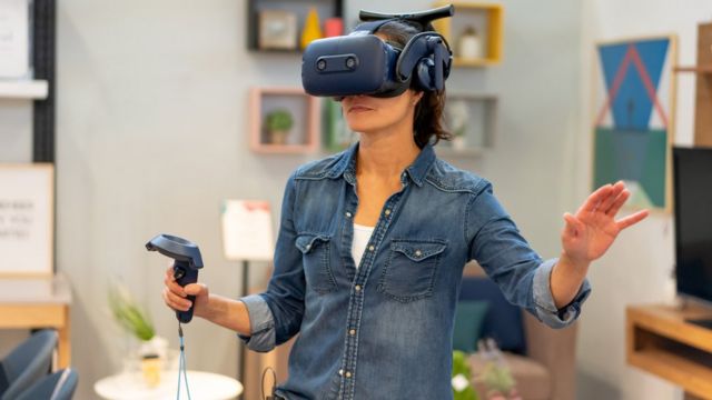 Una mujer usando un visor de realidad virtual.
