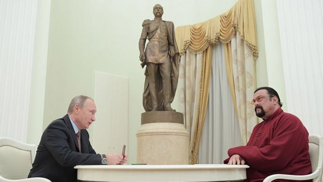 Путин вручил Стивену Сигалу российский паспорт - BBC News Русская служба