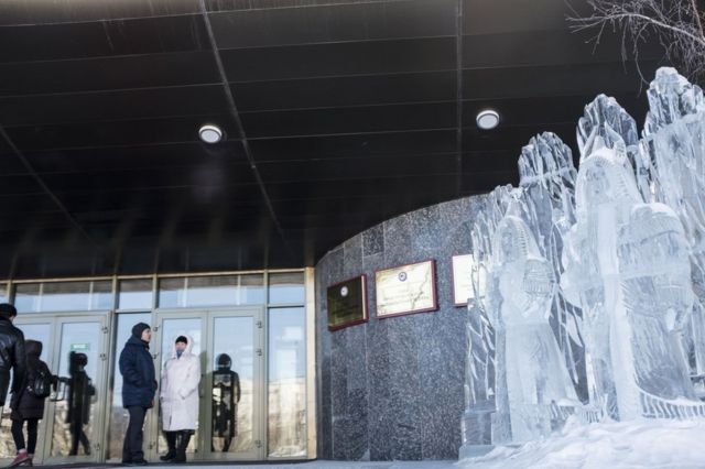 Ледяная скульптура у здания правительства