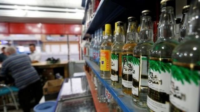 Ana sayar da giya a kananan kantunan birnin Bagadaza