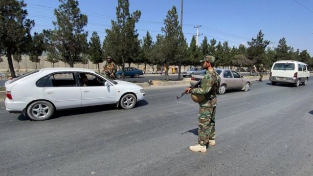 طالبان به ممانعت از نزدیک شدن غیرنظامیان به فرودگاه ها متهم شده اند