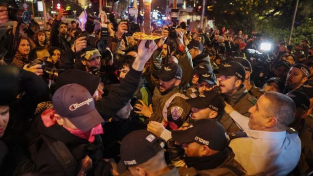 Forças de segurança israelenses em confronto com manifestantes de esquerda em uma rodovia durante uma manifestação contra o novo governo de extrema-direita do primeiro-ministro Benjamin Netanyahu, Tel Aviv, 14 de janeiro de 2023