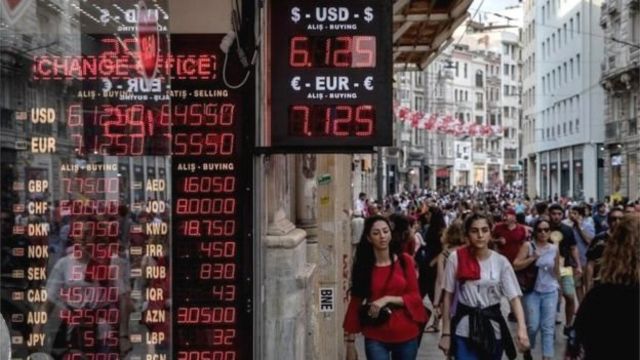 Anjloknya mata uang Turki menimbulkan kekhawatiran terkait dengan paparan bank terhadap ekonomi negara itu.