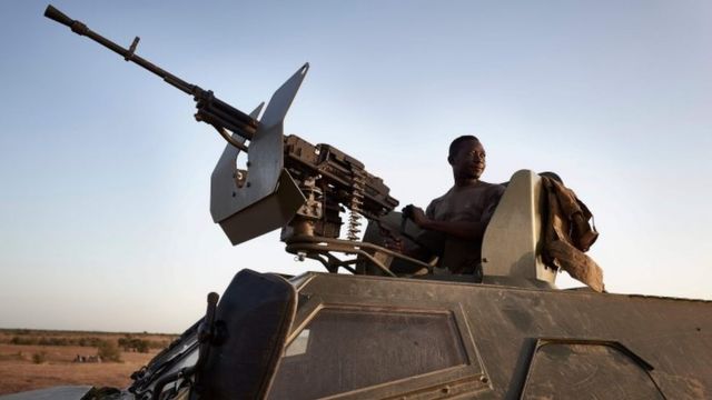Un soldat de l'armée du Burkina Faso en patrouille dans la province du Soum.