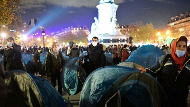 مهاجرون وجمعيات نصبوا خياما في ساحة الجمهورية في باريس في 23 نوفمبر/تشرين الثاني 2020، بعد أسبوع واحد من إجلاء المهاجرين من مخيم مؤقت في ضاحية سان دوني الشعبية شمال باريس دون ترحيلهم