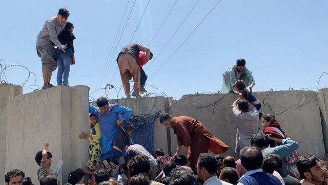 الأفعان كانوا يحاولون بلوغ المطار بأي وسيلة.