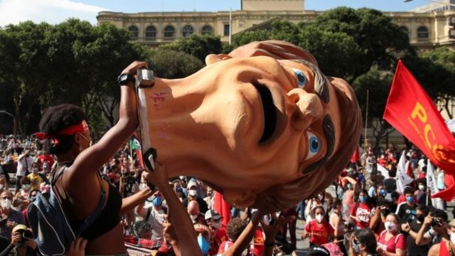 Manifestantes exibem cabeça de Bolsonaro em ato contra o presidente no Rio, em 29 de maio