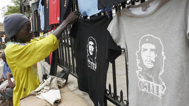 Un vendedor coloca camisetas del Che en Kenya.