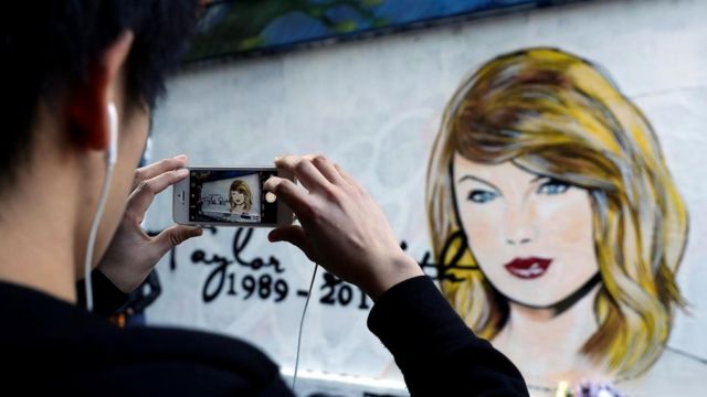 Граффити в исполнении мельбурнского художника lushsux в ответ на разгоревшуюся недавно в СМИ ссору американской кантри-певицы Тейлор Свифт с американской актрисой Ким Кардашьян