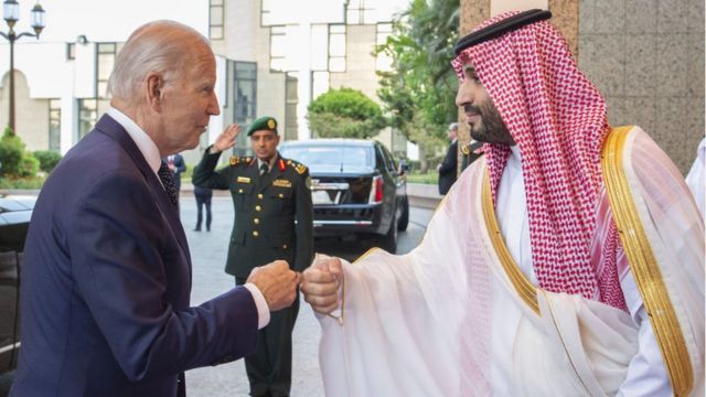 拜登和穆罕默德王储相互碰拳替代握手，此举还是引发国内反对，美媒认为只有熟识的老朋友才碰拳礼，传达的讯息比握手还遭。(photo:BBC)