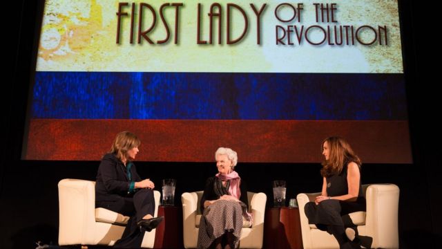 Henrietta (en el centro) entrevistada por la periodista costarricense Glenda Umaña y la documentalista Andrea Kalin, en la presentación del documental First Lady of the Revolution, en 2016.