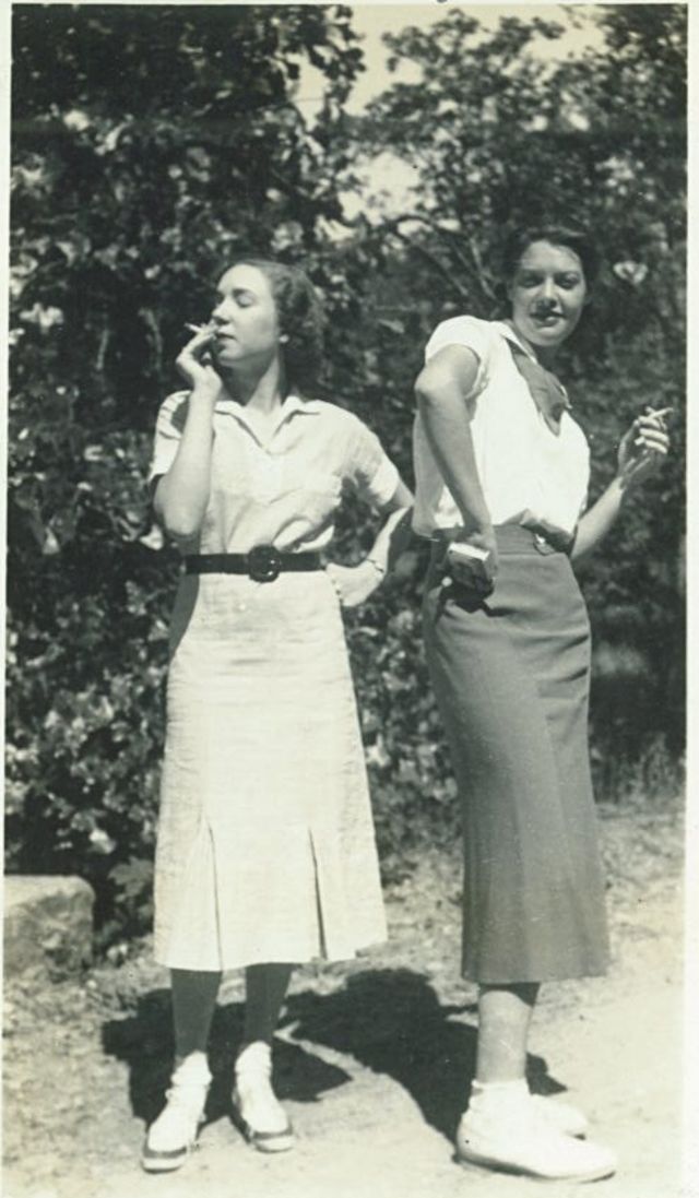 Henrietta fumando alrededor de 1940