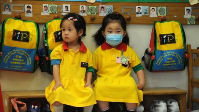 Dos niñas en Hong Kong durante a pandemia de H1N1.