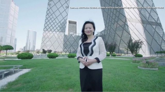荿蕾八年前加入中國海外官媒中國國際電視台（CGTN）工作，主持《全球財經》節目。