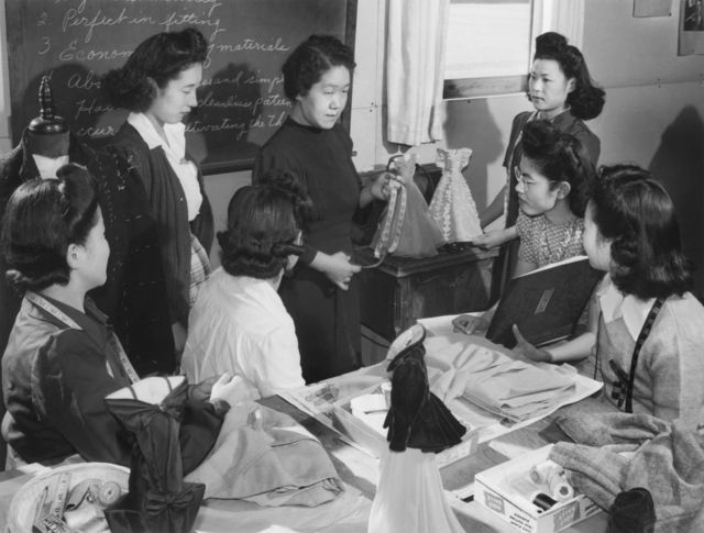 A professora Ryie Yoshizawa com um grupo de estudantes no centro de realocação em Manzanar, Califórnia, em 1943
