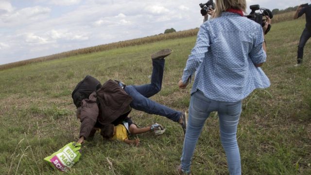 آن حادثه در مرز مجارستان و صربستان در سپتامبر ۲۰۱۵ هنگام عبور مهاجران و پناهندگان از موانع پلیس اتفاق افتاد
