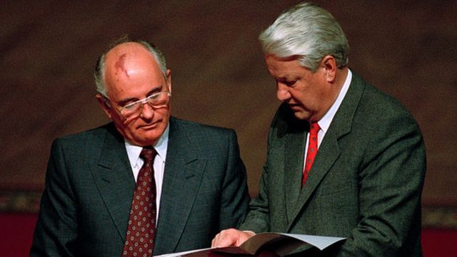 Mikhail Gorbachev, o último líder da União Soviética, ao lado do ex-presidente russo Boris Yeltsin, o primeiro após o colapso da URSS