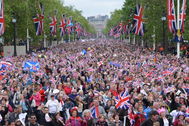 Ribuan warga merayakan Yubileum Platinum Elizabeth II di London pada 5 Juni.