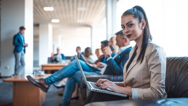 Grupo de personas esperando ser entrevistados.