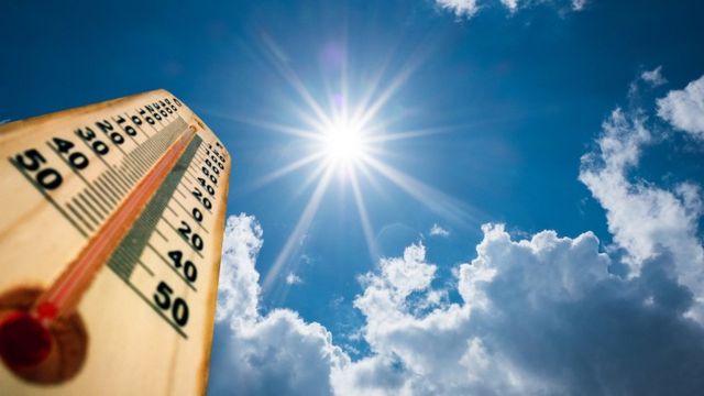 Termômetro indicando alta temperatura debaixo do sol