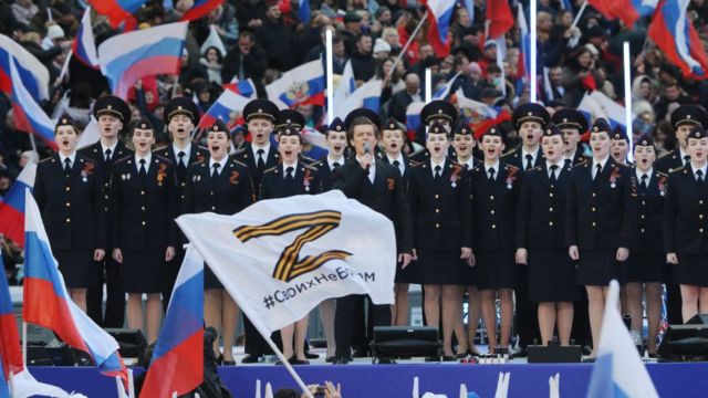 Paduan suara tampil di depan penonton di Stadion Luzhniki di Moskow