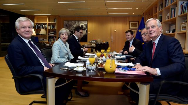 デイビス離脱担当相(写真左)とメイ首相(同左から2人目)は今週、バルニエ首席交渉官(同右)と会談する予定