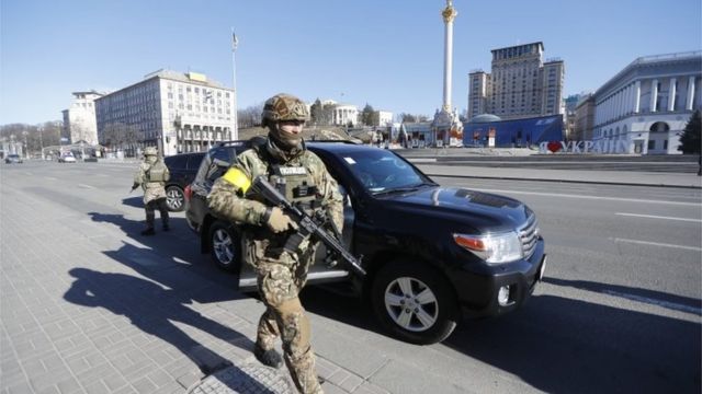 Soldado na rua em Kiev