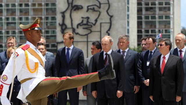 Putin observa desfile militar en Cuba.