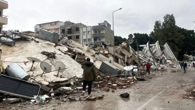 زلزال تركيا وسوريا: جثث في الشوارع وتصاعد الغضب بشأن المساعدات - BBC News عربي