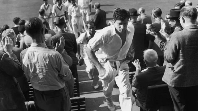 1954: فضل محمود (سب سے آگے) اوول ٹیسٹ کے بعد دیگر کھلاڑیوں کے ہمراہ پویلین لوٹتے ہوئے