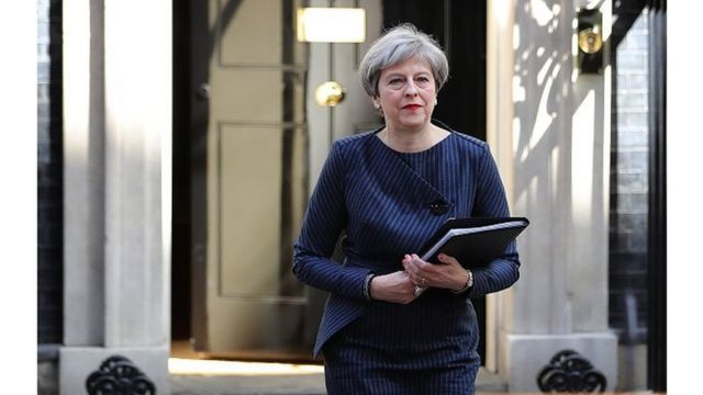C'est la Première ministre conservatrice Theresa May qui sollicite ces élections au motif d'avoir les mains plus libres pour négocier le Brexit.