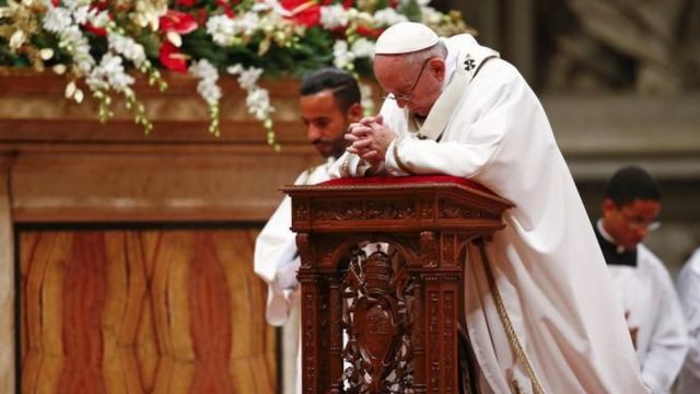 Le pape François, lors de son homélie traditionnelle de Noël le 24 décembre à la basilique Saint-Pierre de Rome