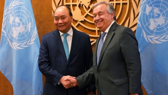 Tổng Thư ký Liên Hiệp Quốc Antonio Guterres (R) gặp Thủ tướng Việt Nam Nguyễn Xuân Phúc tại trụ sở Liên Liên Hiệp Quốc ở New York năm 2018