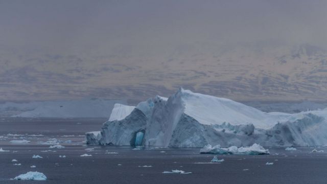 Desprendimiento de hielo ártico