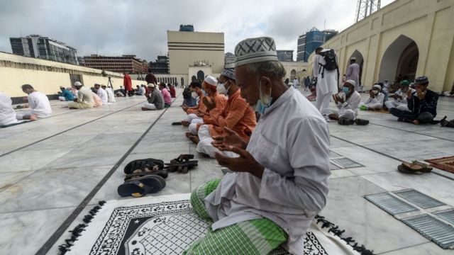 করোনাভাইরাস মহামারির মধ্যে ঈদের নামাজ পড়ার ক্ষেত্রে মানতে হয়েছে বিধি নিষেধ