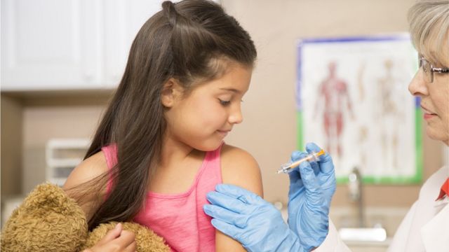 Una niña siendo vacunada