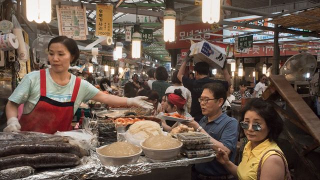 Thực khách ngồi ăn tại một gian hàng ở chợ Gwangjang, Seoul. Ảnh chụp tháng 6/2017.