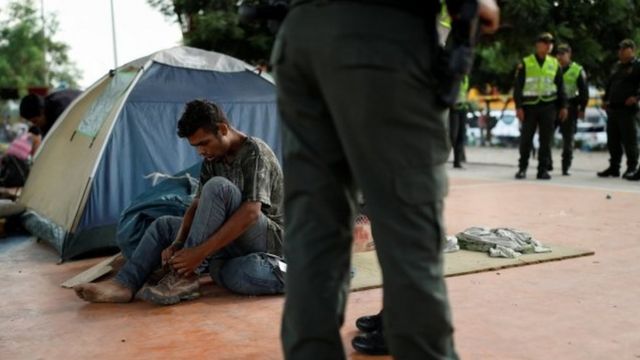 Un migrante venezolano instaló una carpa en un espacio público en Cúcuta.