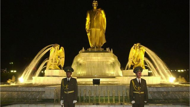 Estatua de oro de Saparmyrat Niyazov en Ashgabat