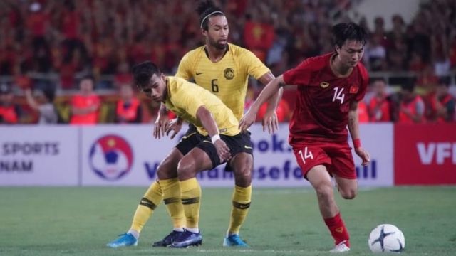 Việt Nam (áo đỏ) từng thắng Malaysia 1-0 lượt đi tại bảng G