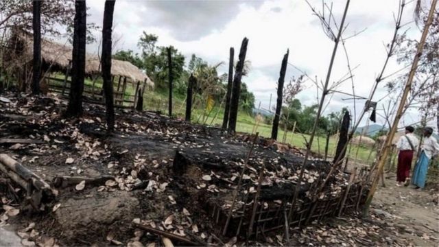 রাখাইনে পোড়া ভিটার দিকে তাকিয়ে রয়েছেন দুজন রোহিঙ্গা (ফাইল ছবি)