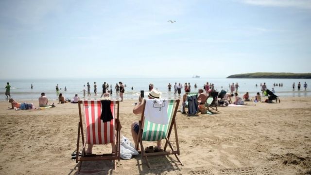 针对臭氧层空洞，人们要注意紫外线防晒（Credit: PA）(photo:BBC)