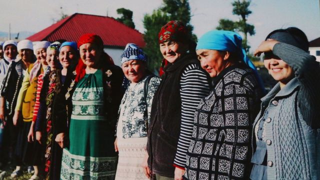 Бул сүрөттөрдө түн уйкусун кечип бешик тербеткен, чачын бубак басса дагы, оор жумуштан башы чыкпаган аял түйшүгү, эне түйшүгү даана көзгө тартылат.