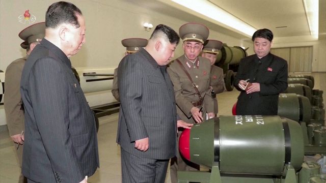 زعيم كوريا الشمالية كيم جونغ أون يتفقد الأسلحة النووية