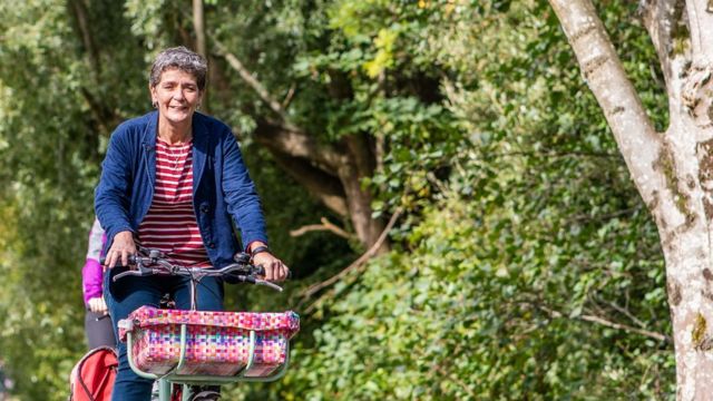 Gwenda Owen pedalando