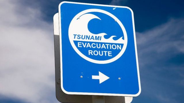 Letrero de ruta de evacuación en caso de tsunamis