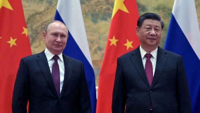 Vladimir Putin e Xi Jinping durante encontro em Pequim em fevereiro último